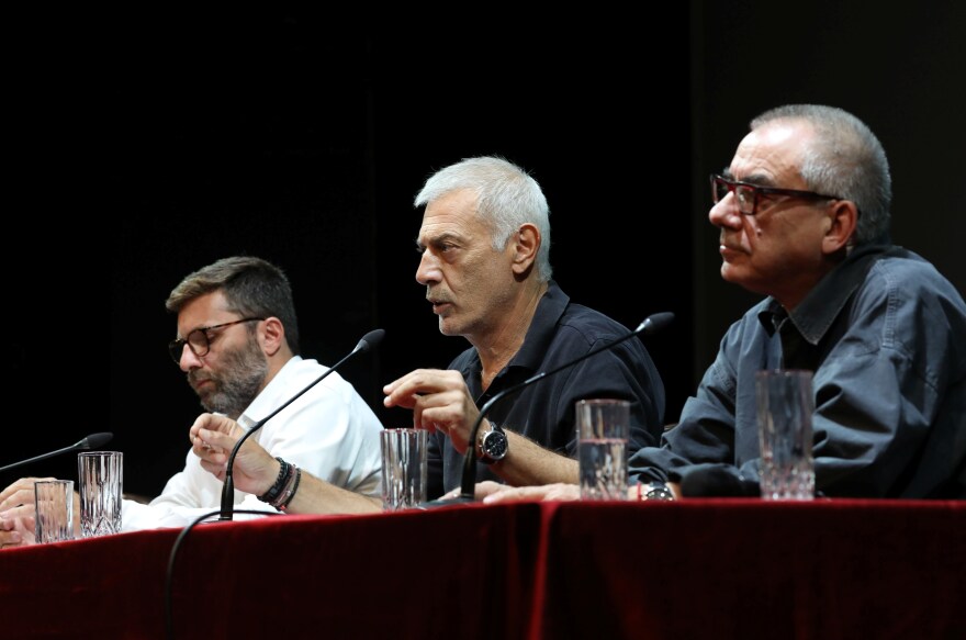 Γιάννης Μπέζος και Σπύρος Παπαδόπουλος συναντιούνται στο Δημοτικό Θέατρο Πειραιά  δεκαετίες μετά τους «Απαράδεκτους»