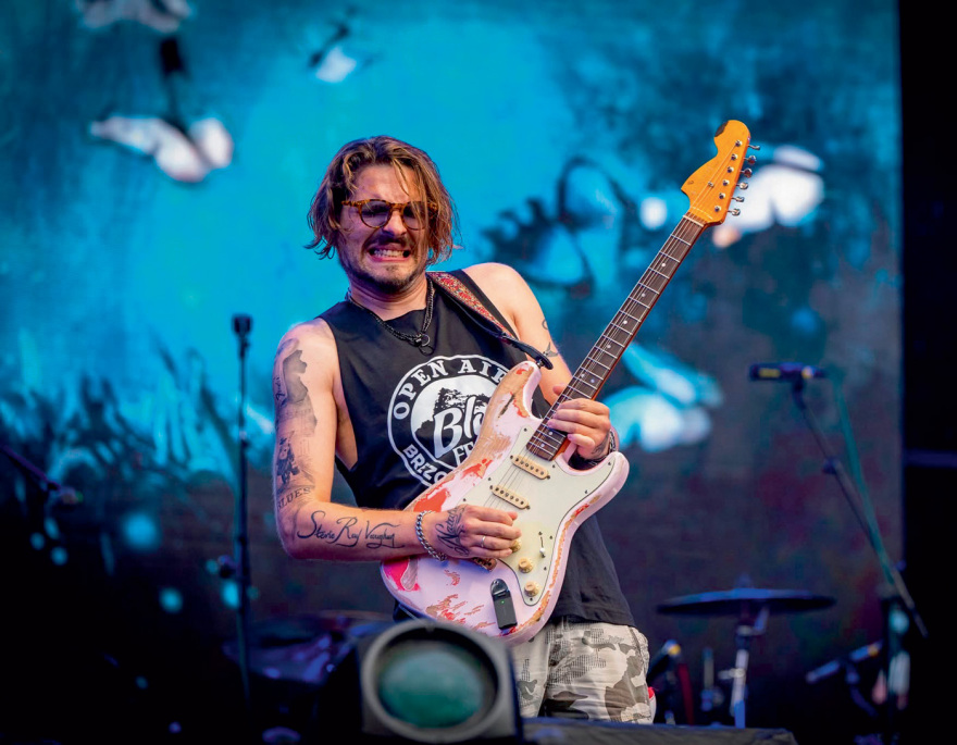 Σάκης Ντοβόλης: Ο Κοζανίτης με την heavy blues κιθάρα στο πλευρό της Άννας Βίσση – Το ντεμπούτο στο sold out ΟΑΚΑ και ο... Τζόνι Ντεπ