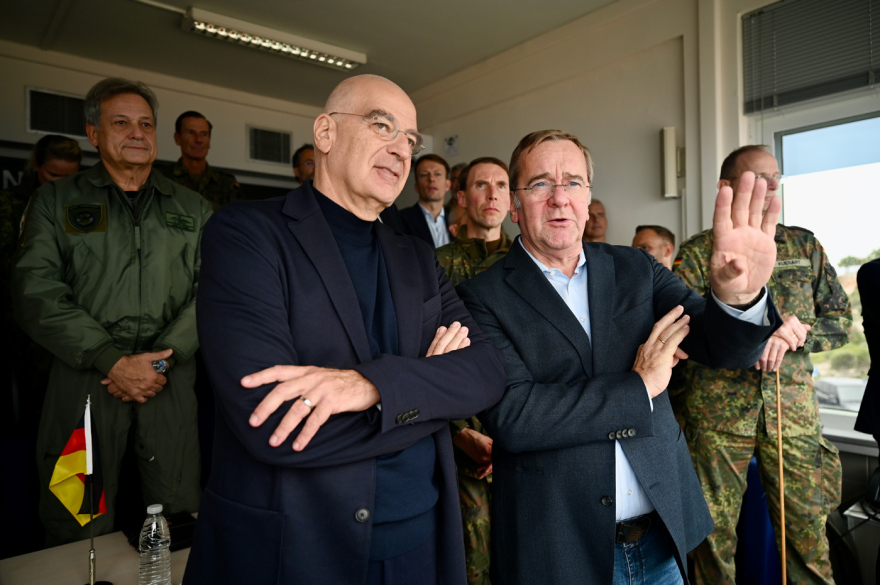 Στο Πεδίο Βολής Κρήτης Δένδιας και Πιστόριους: Κοινό πεδίο στην ευρωπαϊκή άμυνα, δείτε βίντεο και φωτογραφίες