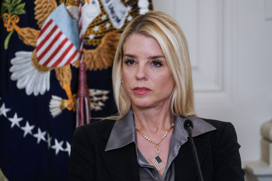 New York Times: Ο Τραμπ απολύει γυναίκες από την κυβέρνηση και τις αντικαθιστά με άντρες - Το μοτίβο πίσω από την αποπομπή Γκιλφόιλ
