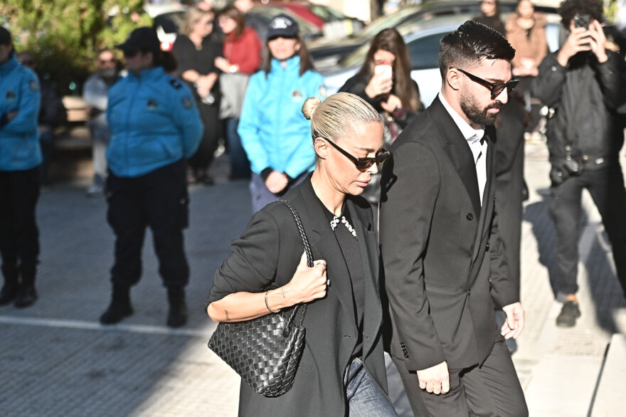 Συγκίνηση και πλήθος κόσμου στη Νίκαια για το μνημόσυνο του Γιώργου Μαζωνάκη, στην εκκλησία οι γονείς και οι αδερφές του