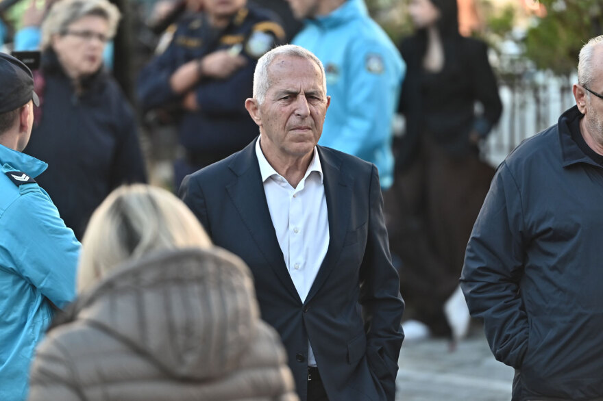 Live από τη Νίκαια για το μνημόσυνο του Γιώργου Μαζωνάκη, στην εκκλησία οι γονείς, οι αδερφές του και πλήθος κόσμου
