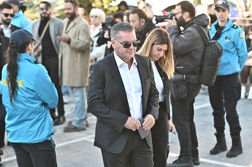 Live από τη Νίκαια για το μνημόσυνο του Γιώργου Μαζωνάκη, στην εκκλησία οι γονείς, οι αδερφές του και πλήθος κόσμου
