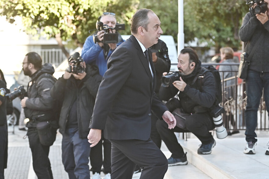 Συγκίνηση και πλήθος κόσμου στη Νίκαια για το μνημόσυνο του Γιώργου Μαζωνάκη, στην εκκλησία οι γονείς και οι αδερφές του