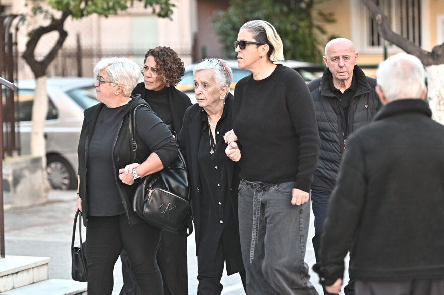 Συγκίνηση και πλήθος κόσμου στη Νίκαια για το μνημόσυνο του Γιώργου Μαζωνάκη, στην εκκλησία οι γονείς και οι αδερφές του