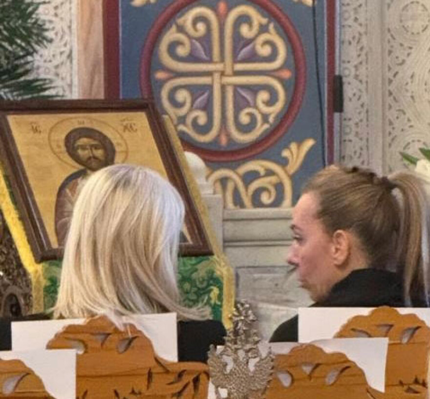 Συγκίνηση και πλήθος κόσμου στη Νίκαια για το μνημόσυνο του Γιώργου Μαζωνάκη, στην εκκλησία οι γονείς και οι αδερφές του