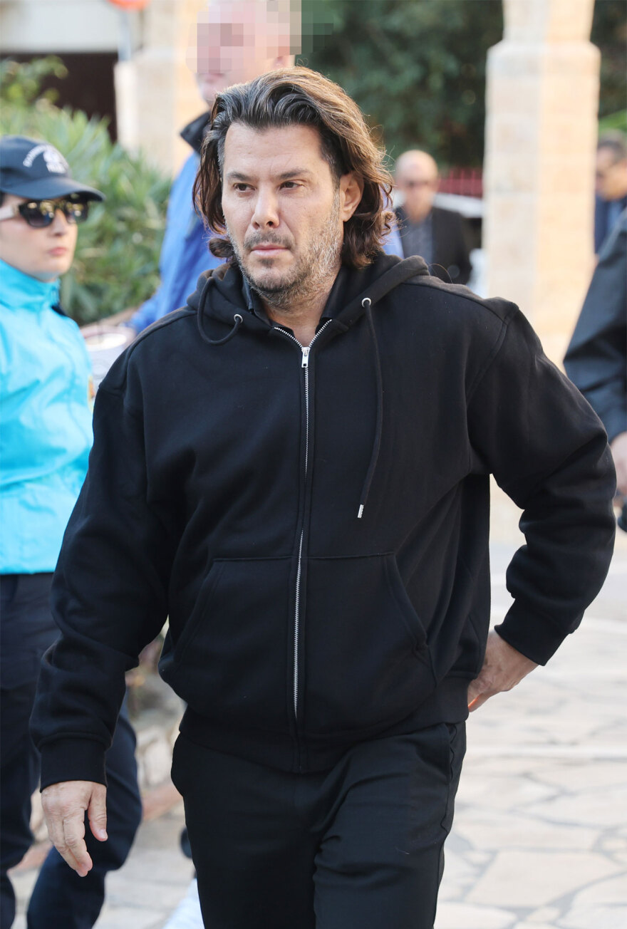 Συγκίνηση και πλήθος κόσμου στη Νίκαια για το μνημόσυνο του Γιώργου Μαζωνάκη, στην εκκλησία οι γονείς και οι αδερφές του