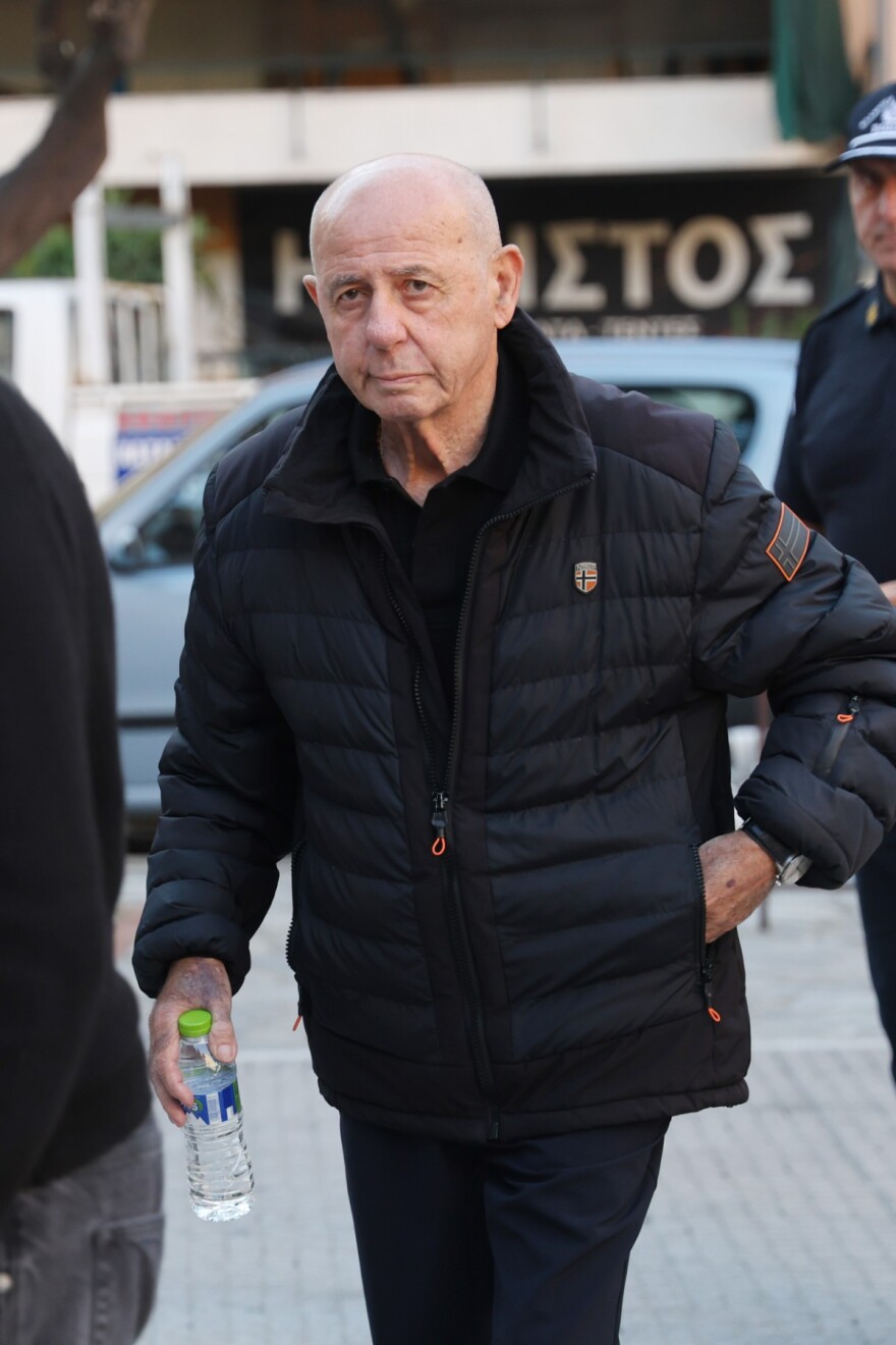 Συγκίνηση και πλήθος κόσμου στη Νίκαια για το μνημόσυνο του Γιώργου Μαζωνάκη, στην εκκλησία οι γονείς και οι αδερφές του