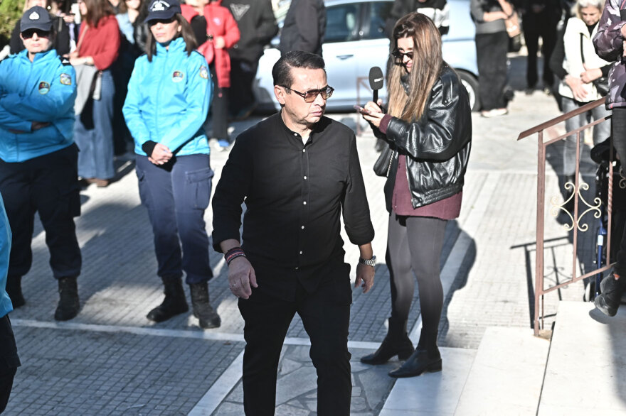 Live από τη Νίκαια για το μνημόσυνο του Γιώργου Μαζωνάκη, στην εκκλησία οι γονείς, οι αδερφές του και πλήθος κόσμου