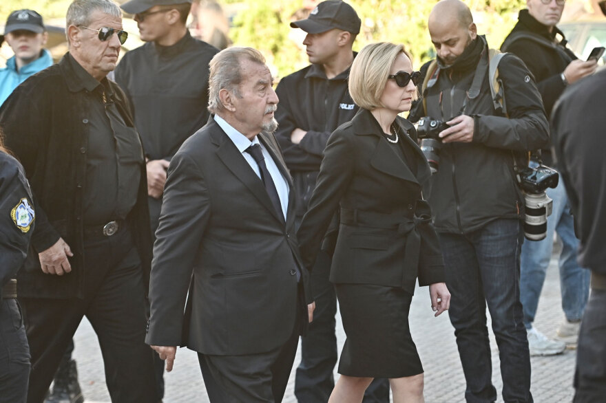Συγκίνηση και πλήθος κόσμου στη Νίκαια για το μνημόσυνο του Γιώργου Μαζωνάκη, στην εκκλησία οι γονείς και οι αδερφές του