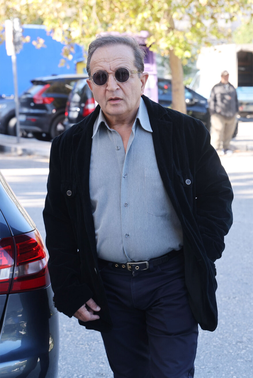 Οικογένεια και φίλοι αποχαιρετούν την Μπέτυ Βαλάση, συγκινημένος ο γιος της στο τελευταίο αντίο