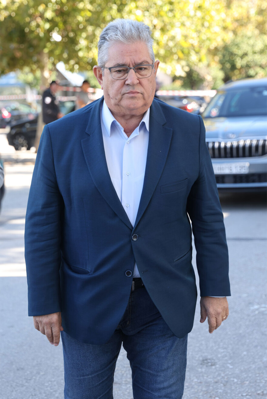 Οικογένεια και φίλοι αποχαιρετούν την Μπέτυ Βαλάση, συγκινημένος ο γιος της στο τελευταίο αντίο