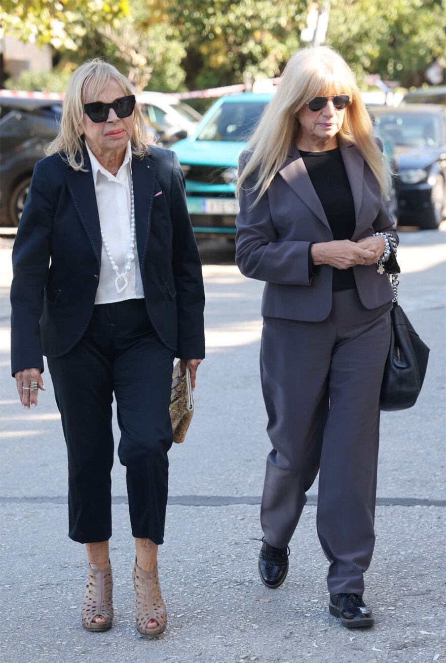 Οικογένεια και φίλοι αποχαιρετούν την Μπέτυ Βαλάση, συγκινημένος ο γιος της στο τελευταίο αντίο