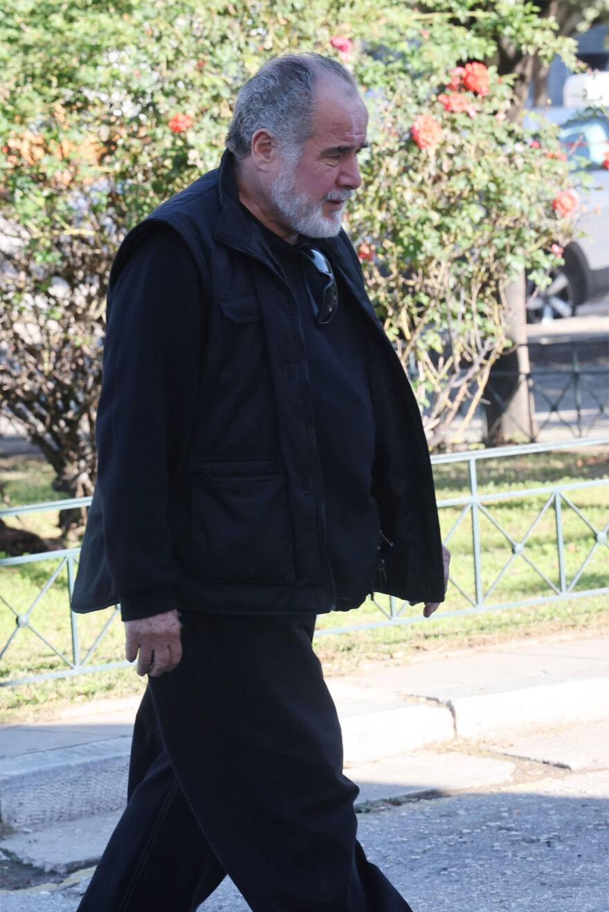 Οικογένεια και φίλοι αποχαιρετούν την Μπέτυ Βαλάση, συγκινημένος ο γιος της στο τελευταίο αντίο