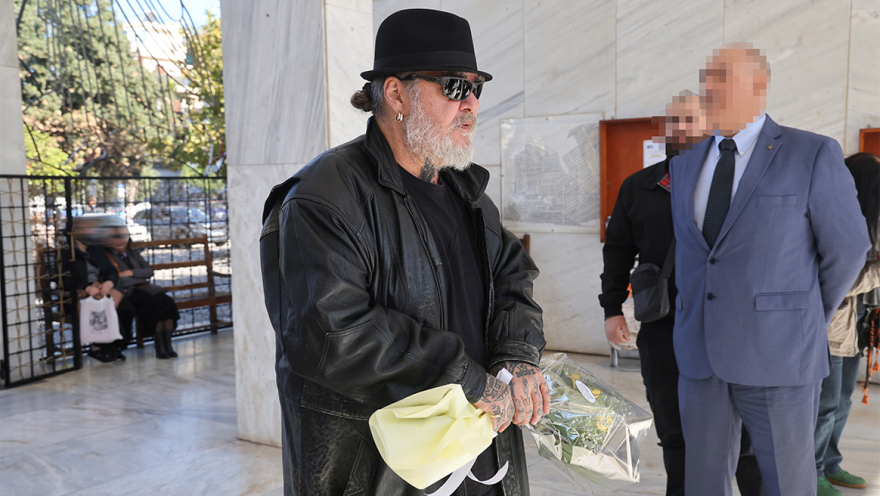 Οικογένεια και φίλοι αποχαιρετούν την Μπέτυ Βαλάση, συγκινημένος ο γιος της στο τελευταίο αντίο