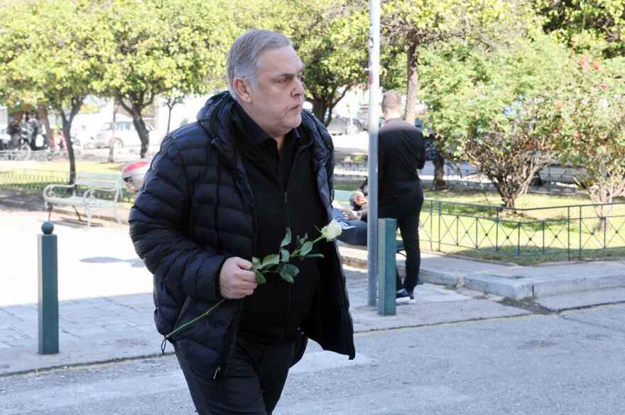 Οικογένεια και φίλοι αποχαιρετούν την Μπέτυ Βαλάση, συγκινημένος ο γιος της στο τελευταίο αντίο