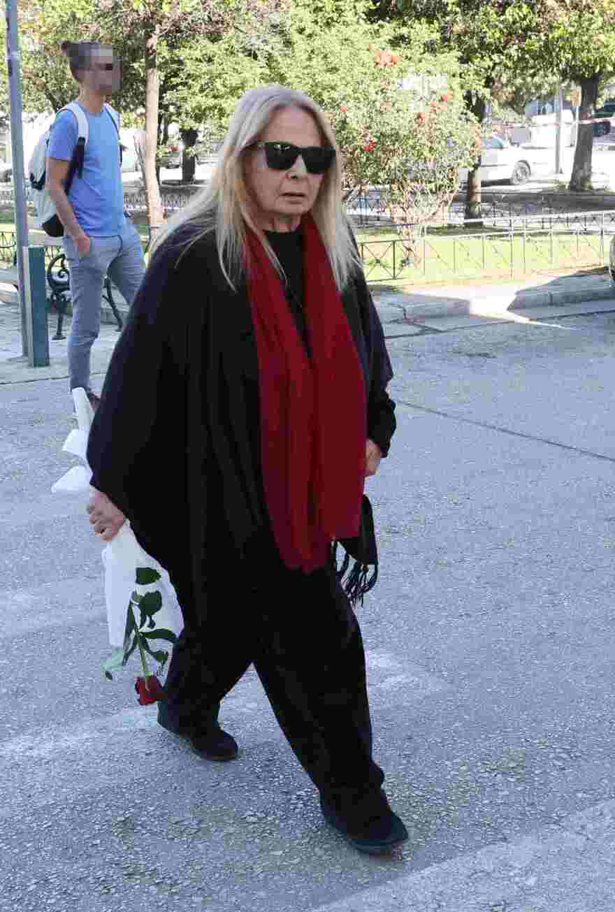 Οικογένεια και φίλοι αποχαιρέτησαν την Μπέτυ Βαλάση, συγκινημένος ο γιος της στο τελευταίο αντίο: «Δεν έτρωγε, ένιωθα ότι έφευγε»