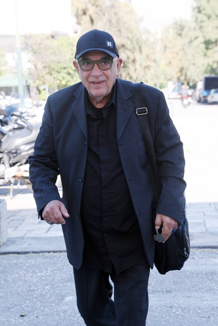 Οικογένεια και φίλοι αποχαιρετούν την Μπέτυ Βαλάση, συγκινημένος ο γιος της στο τελευταίο αντίο