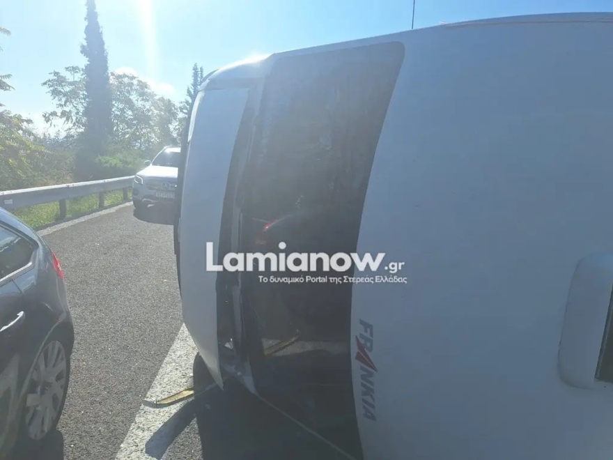 Φθιώτιδα: Τροχόσπιτο με οικογένεια και μικρό παιδί ανατράπηκε στην Αθηνών-Λαμίας, δείτε φωτογραφίες
