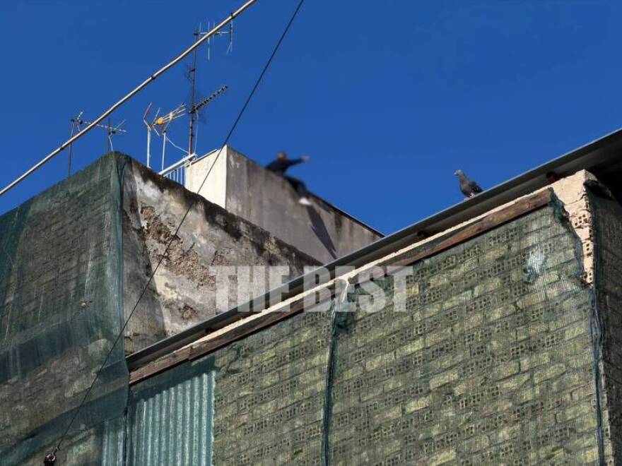 Πάτρα: Γυναίκα απειλεί να πέσει από ταράτσα πολυκατοικίας, δείτε βίντεο και φωτογραφίες