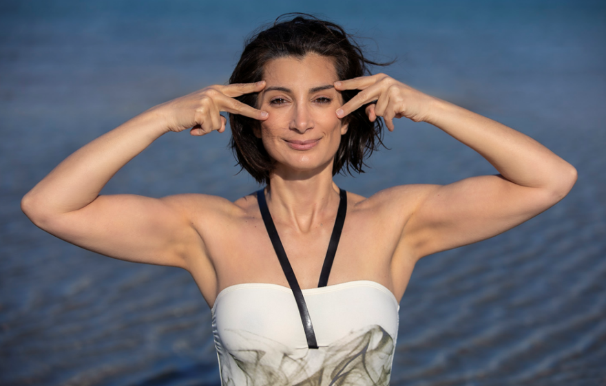 5 χρόνια «Bring Your Chair – Cozy Festival»: Ο κόσμος του Κουστουρίτσα συναντά το βλέμμα του Γαβρά στη Σίφνο
