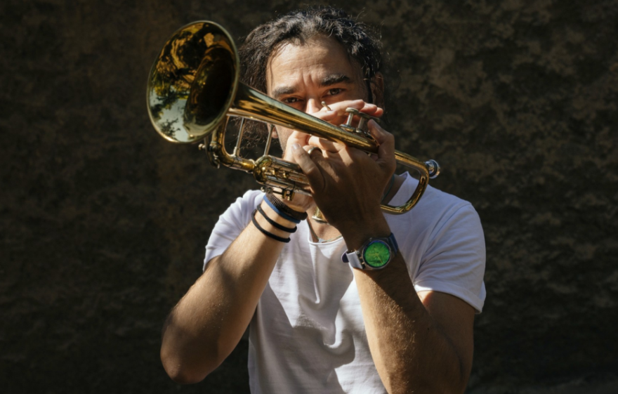 5 χρόνια «Bring Your Chair – Cozy Festival»: Ο κόσμος του Κουστουρίτσα συναντά το βλέμμα του Γαβρά στη Σίφνο
