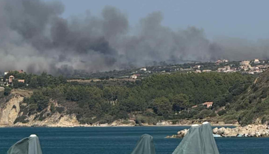 Μεγάλη φωτιά στην Κεφαλονιά, ενισχύθηκαν οι δυνάμεις με 10 εναέρια  - Εκκενώνονται τρία χωριά κοντά στο Αργοστόλι, ήχησε το 112