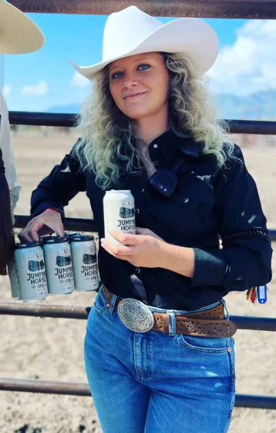 Κέλι Κλάρκσον: Η πρώην βοηθός της ήταν ακόμα παντρεμένη όταν ξεκίνησε τη σχέση της με τον Μπράντον Μπλάκστοκ