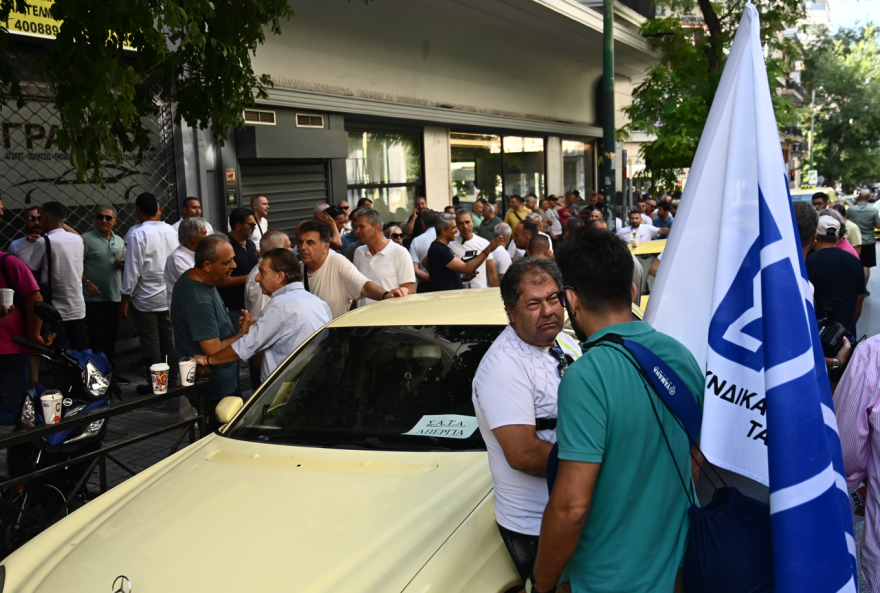 Με κινητοποίηση στους δρόμους της Αθήνας η πρώτη ημέρα της απεργίας των οδηγών ταξί