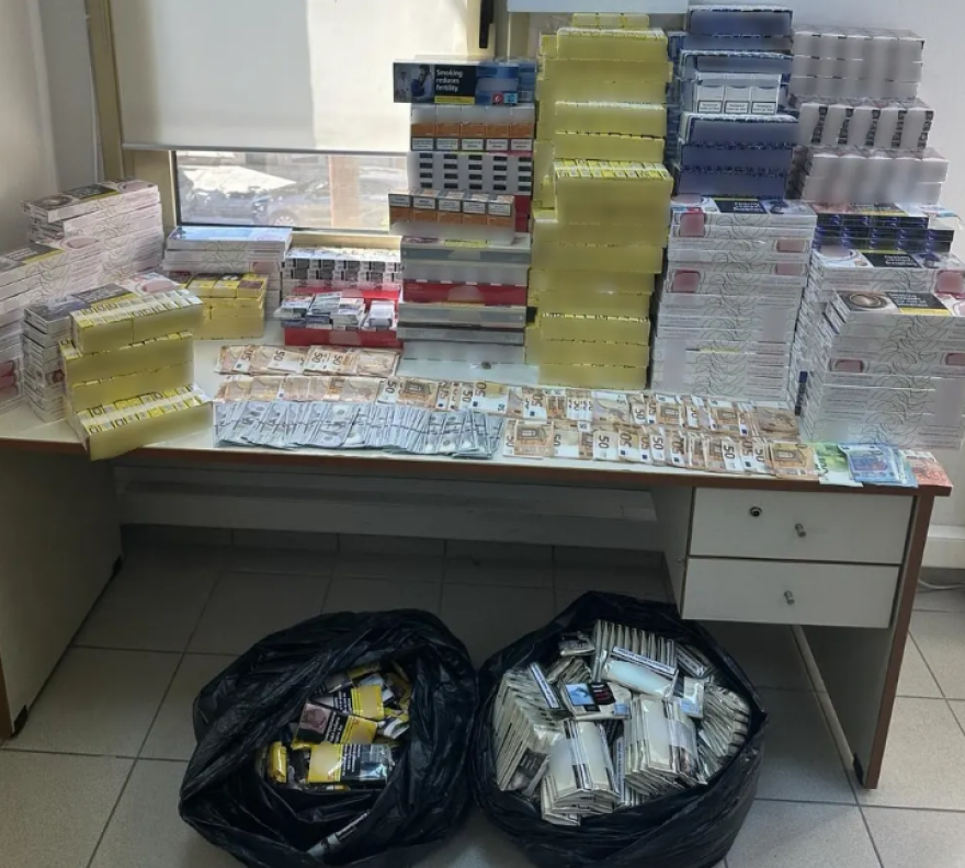 Θεσσαλονίκη: 54χρονος είχε στο σπίτι του πάνω από 2.800 λαθραία πακέτα τσιγάρα και 18 κιλά καπνό