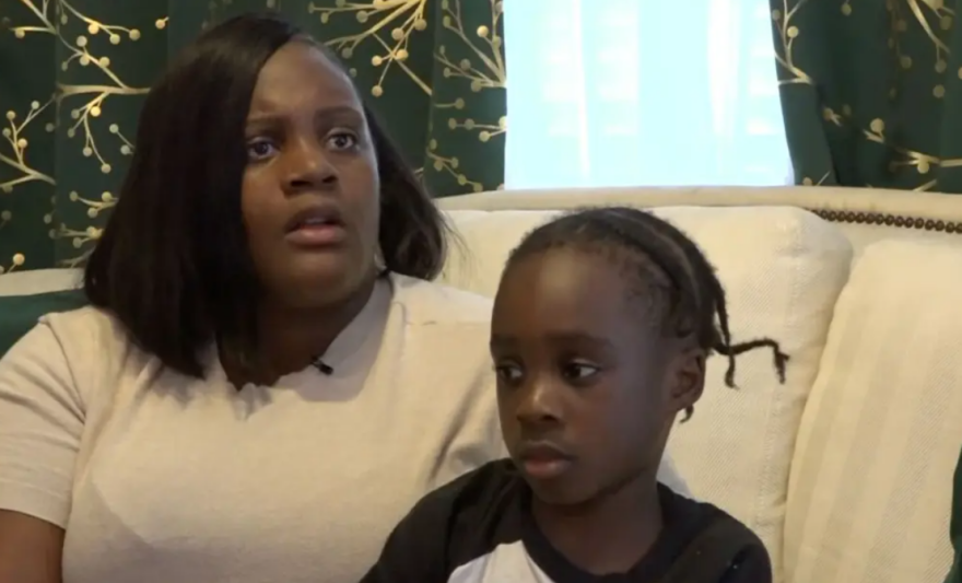 Δίχασε το «μοιάζεις με μαϊμού» από δασκάλα αντί για το happy birthday σε μαθητή στη Φλόριντα - Για ρατσισμό την κατηγορεί η μητέρα του
