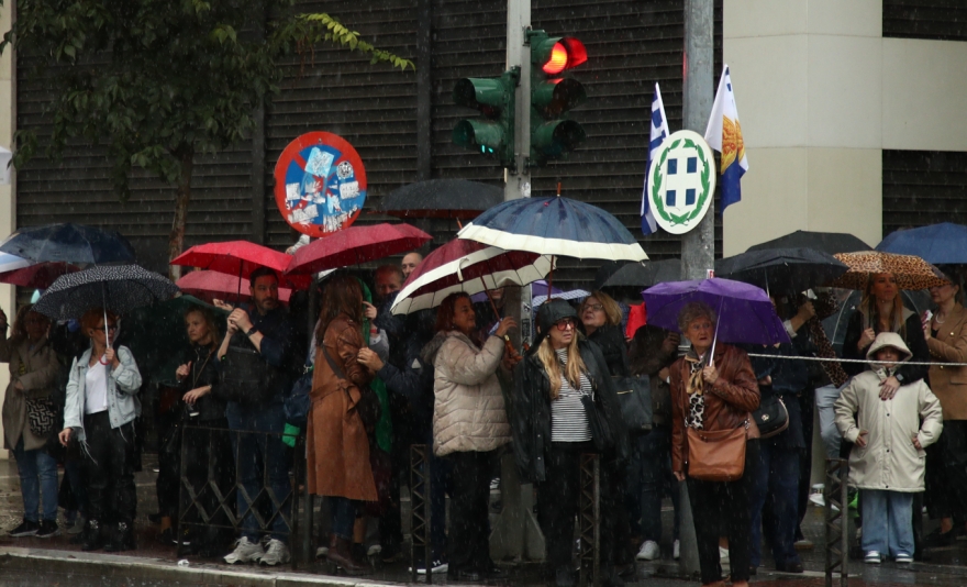 Υπό βροχή η μαθητική παρέλαση της 28ης Οκτωβρίου στη Θεσσαλονίκη - Δείτε βίντεο και φωτογραφίες