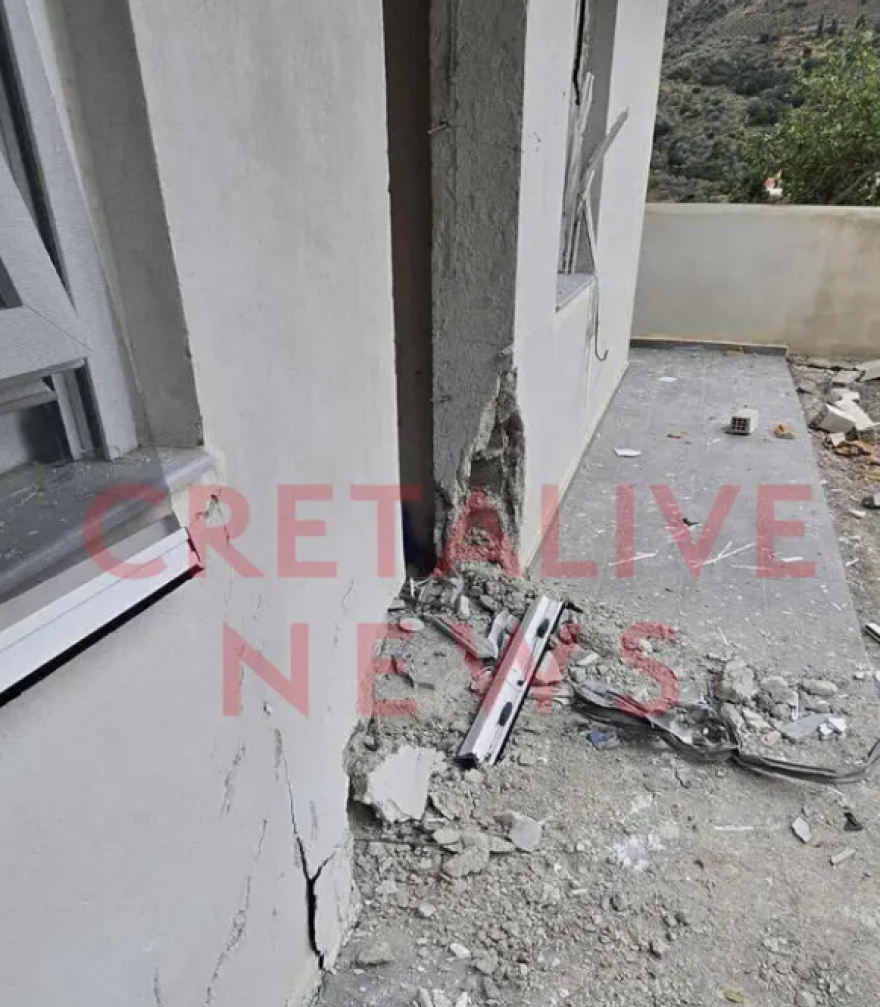 Η οικοδομή που μπήκε η βόμβα και αναζωπύρωσε τη βεντέτα στα Βορίζια - Ισοπέδωσε πόρτα και παράθυρα