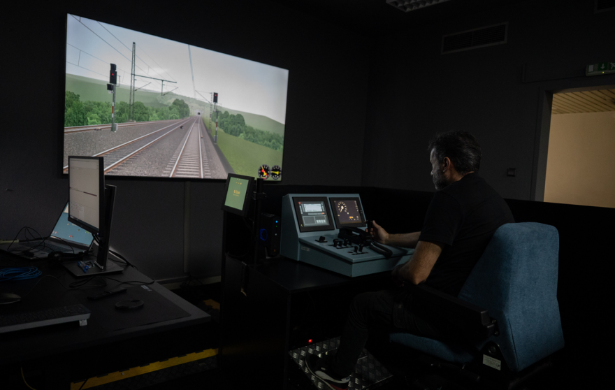 Κυρανάκης: «Πρώτη φορά εκπαιδεύονται οι μηχανοδηγοί στο ETCS με προσομοιωτή»