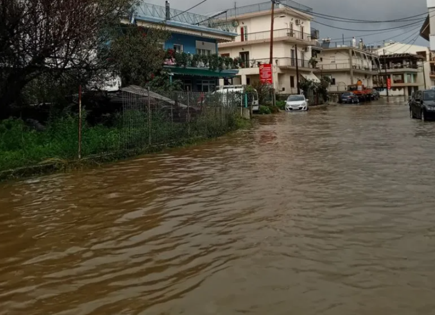 Κακοκαιρία σήμερα: Σφοδρή κακοκαιρία πλήττει την Φιλιππιάδα Πρεβέζης, δρόμοι - ποτάμια στο δήμο Ζηρού 