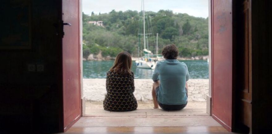 Από την Κρήτη στους Παξούς και από κει στη Μάνη: Η περιφέρεια πρωταγωνιστεί στα τηλεοπτικά σίριαλ κι οι τοπικές οικονομίες «ανθίζουν»