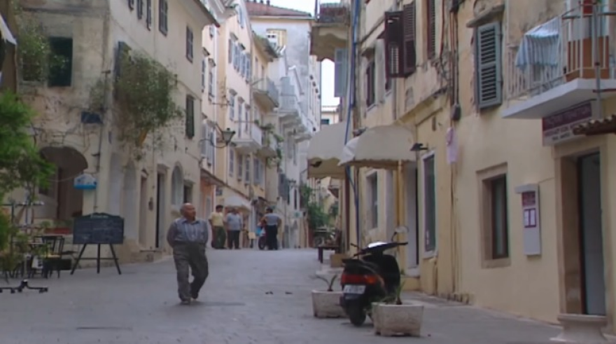 Από την Κρήτη στους Παξούς και από κει στη Μάνη: Η περιφέρεια πρωταγωνιστεί στα τηλεοπτικά σίριαλ κι οι τοπικές οικονομίες «ανθίζουν»