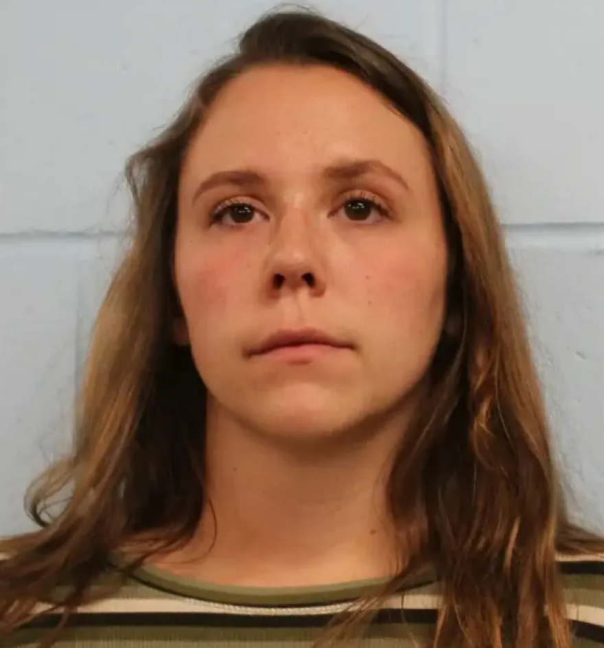 Νεαρή δασκάλα στις ΗΠΑ έστειλε 35.000 ερωτικά SMS σε 11χρονο και ξέσπασε σε δάκρυα όταν καταδικάστηκε σε 6 χρόνια φυλακή