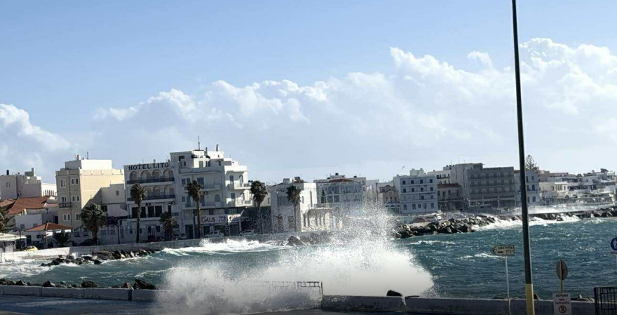 Ισχυροί άνεμοι πλήττουν την Τήνο, δείτε φωτογραφίες και βίντεο