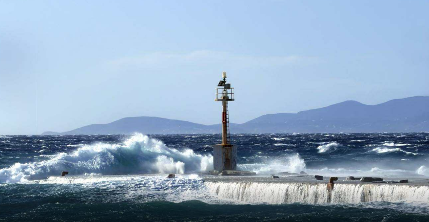 Ισχυροί άνεμοι έως και 6 μποφόρ πλήττουν την Τήνο, δείτε φωτογραφίες και βίντεο