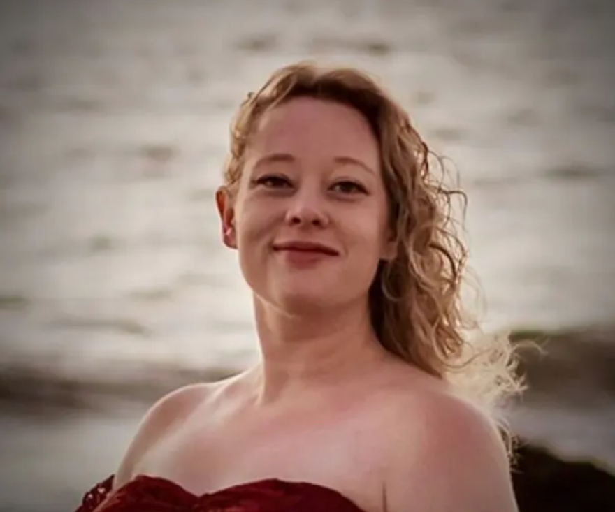 Οργή στη Μινεάπολη μετά τον εν ψυχρώ πυροβολισμό 37χρονης από πράκτορες της ICE: Επαγγελματίας ταραξίας το θύμα, λέει ο Τραμπ