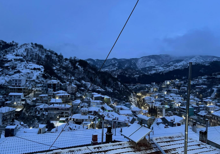 Αλυσίδες στα ορεινά και κλειστά σχολεία σε Δράμα και Ξάνθη λόγω του χιονιά 