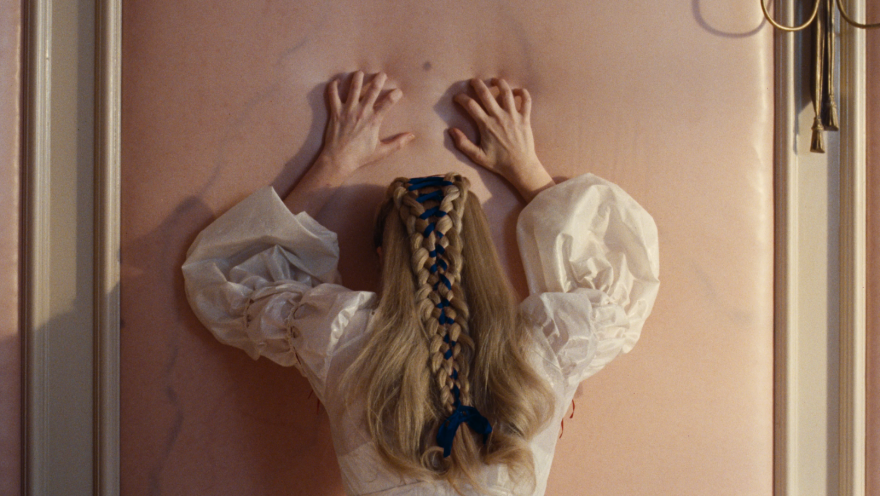 Ανεμοδαρμένα Ύψη: Σκάναραν το δέρμα της Μάργκοτ Ρόμπι για να φτιάξουν τη ροζ επένδυση των τοίχων στο δωμάτιό της