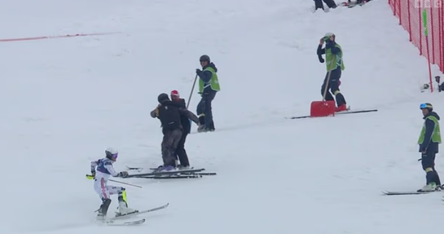 Νορβηγός σκιέρ κατέρρευσε μετά από λάθος που του κόστισε το χρυσό στους Χειμερινούς Ολυμπιακούς: Πέταξε τα μπατόν και έφυγε στο δάσος, δείτε βίντεο