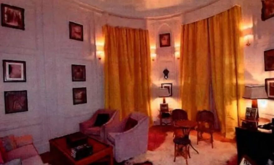 Ο Στίβεν Χόκινγκ ανάμεσα σε δύο νεαρές με μπικίνι και το μυστικό λημέρι στο Παρίσι - Νέες φωτογραφίες για την υπόθεση Επστάιν