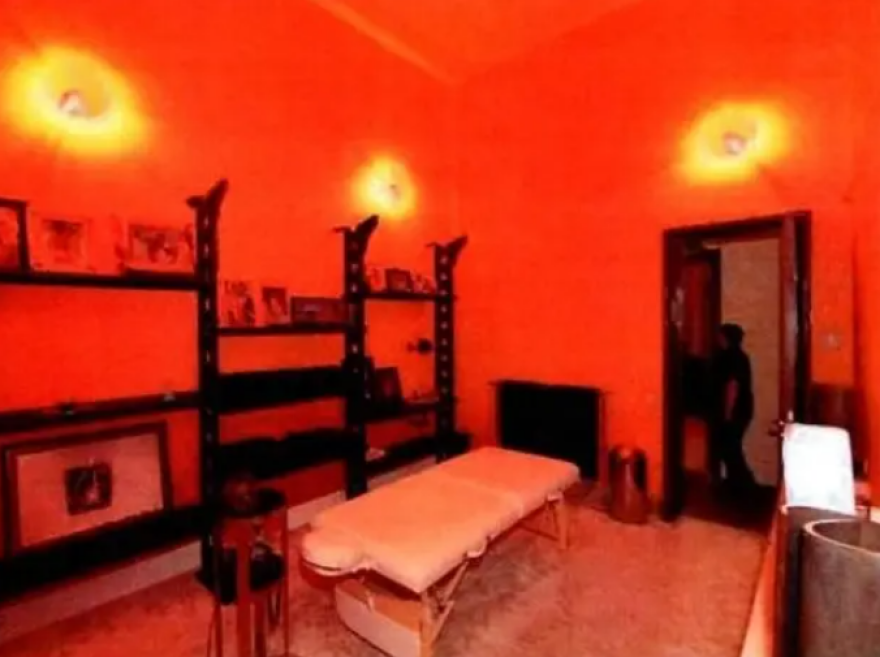 Ο Στίβεν Χόκινγκ ανάμεσα σε δύο νεαρές με μπικίνι και το μυστικό λημέρι στο Παρίσι - Νέες φωτογραφίες για την υπόθεση Επστάιν