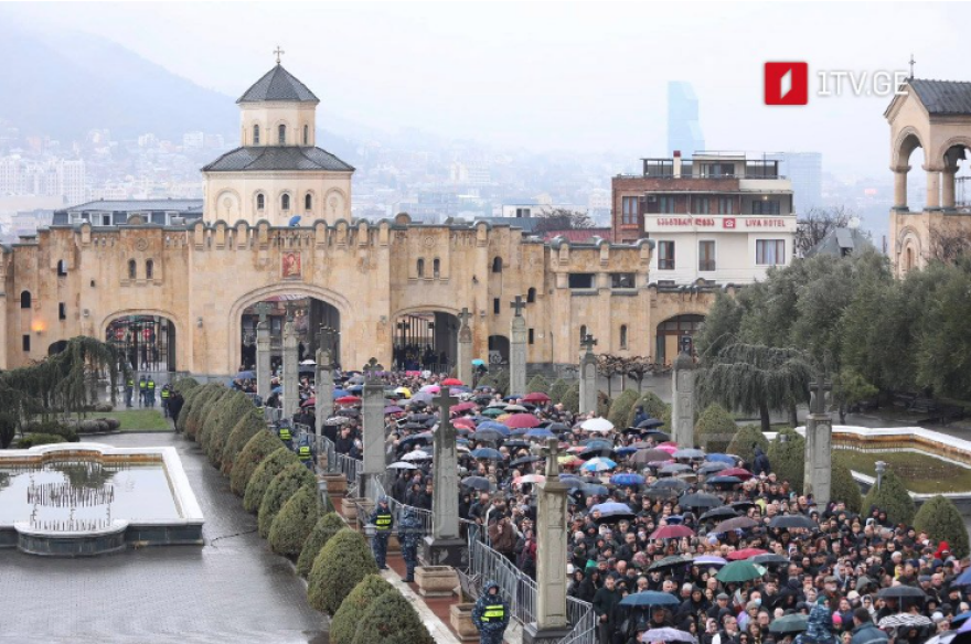 Ο Βαρθολομαίος θα μεταβεί στην Εξόδιο Ακολουθία του Πατριάρχη Γεωργίας Ηλία Β΄ - Συνεχίζεται για τρίτη ημέρα το λαϊκό προσκύνημα
