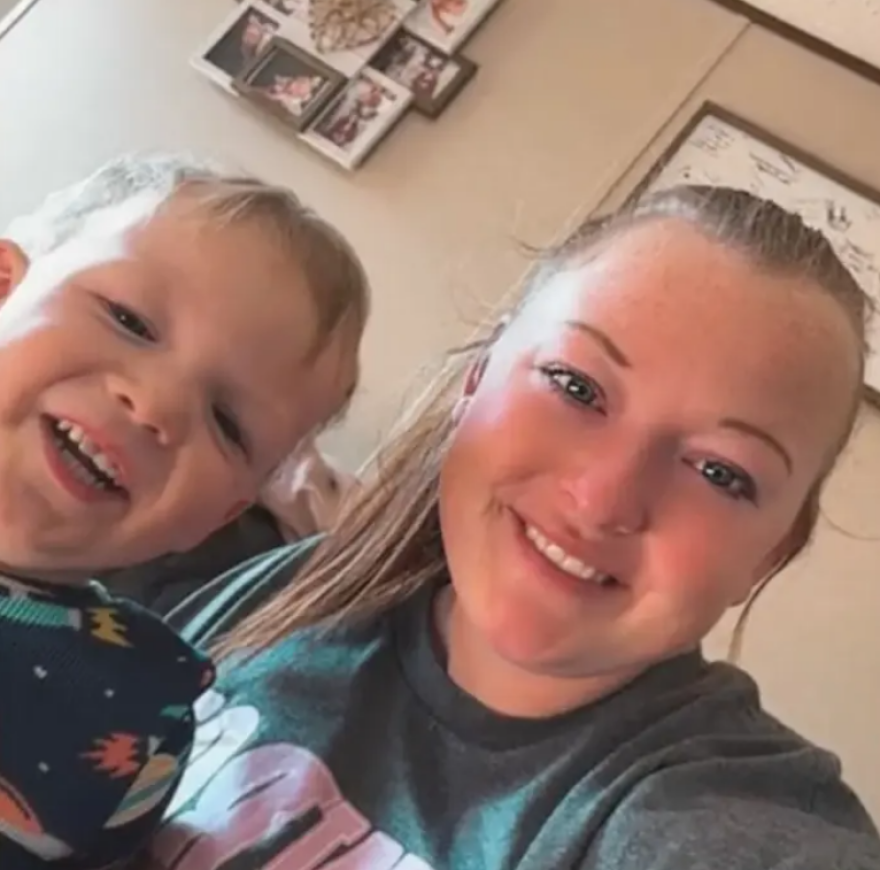 Το βίντεο που συγκίνησε το TikTok: 3χρονος είδε ηλικιωμένο να τρώει μόνος του και πήγε να του κάνει παρέα, «με έκανε να κλάψω στη μέση των McDonald's»