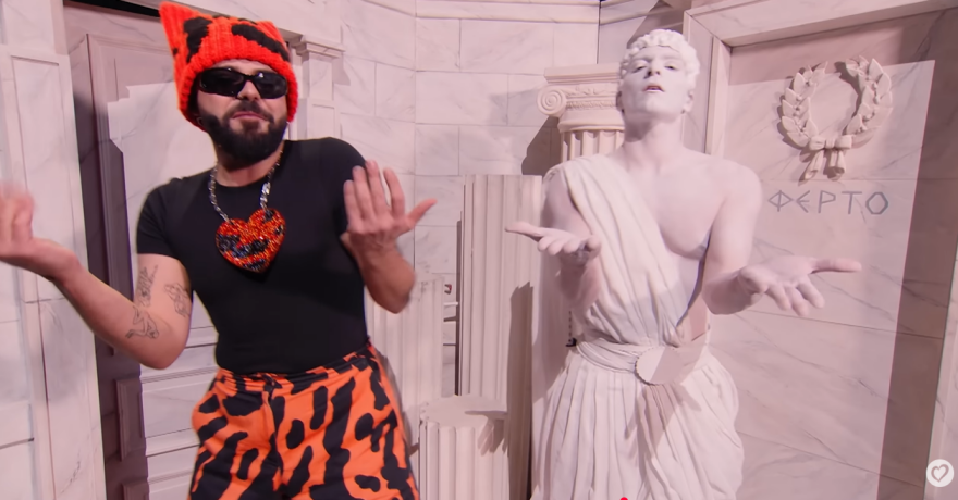 Ο Ακύλας, το δωμάτιο με τα αρχαία και οι θεωρίες στα social media για μήνυμα περί επιστροφής των Γλυπτών του Παρθενώνα