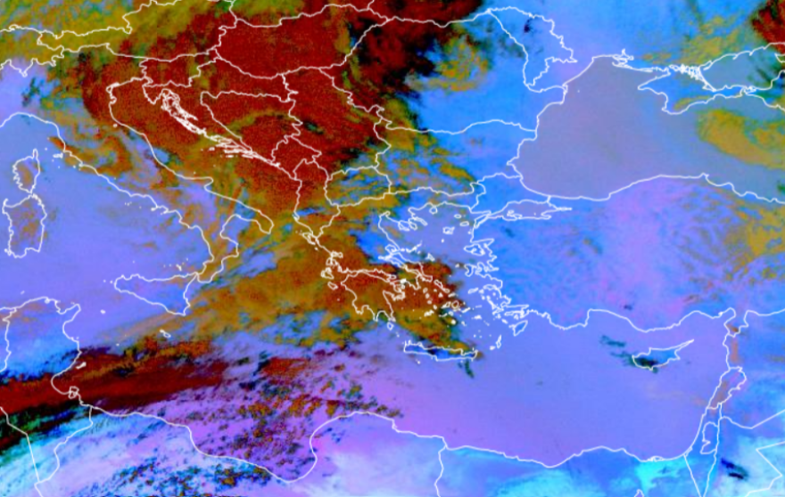 Στα δύο χωρισμένη η χώρα από τον καιρό: Καταιγίδες και χαλάζι στον βορρά, λασποβροχές στον νότο, η πρόγνωση Τσατραφύλλια στο protothema